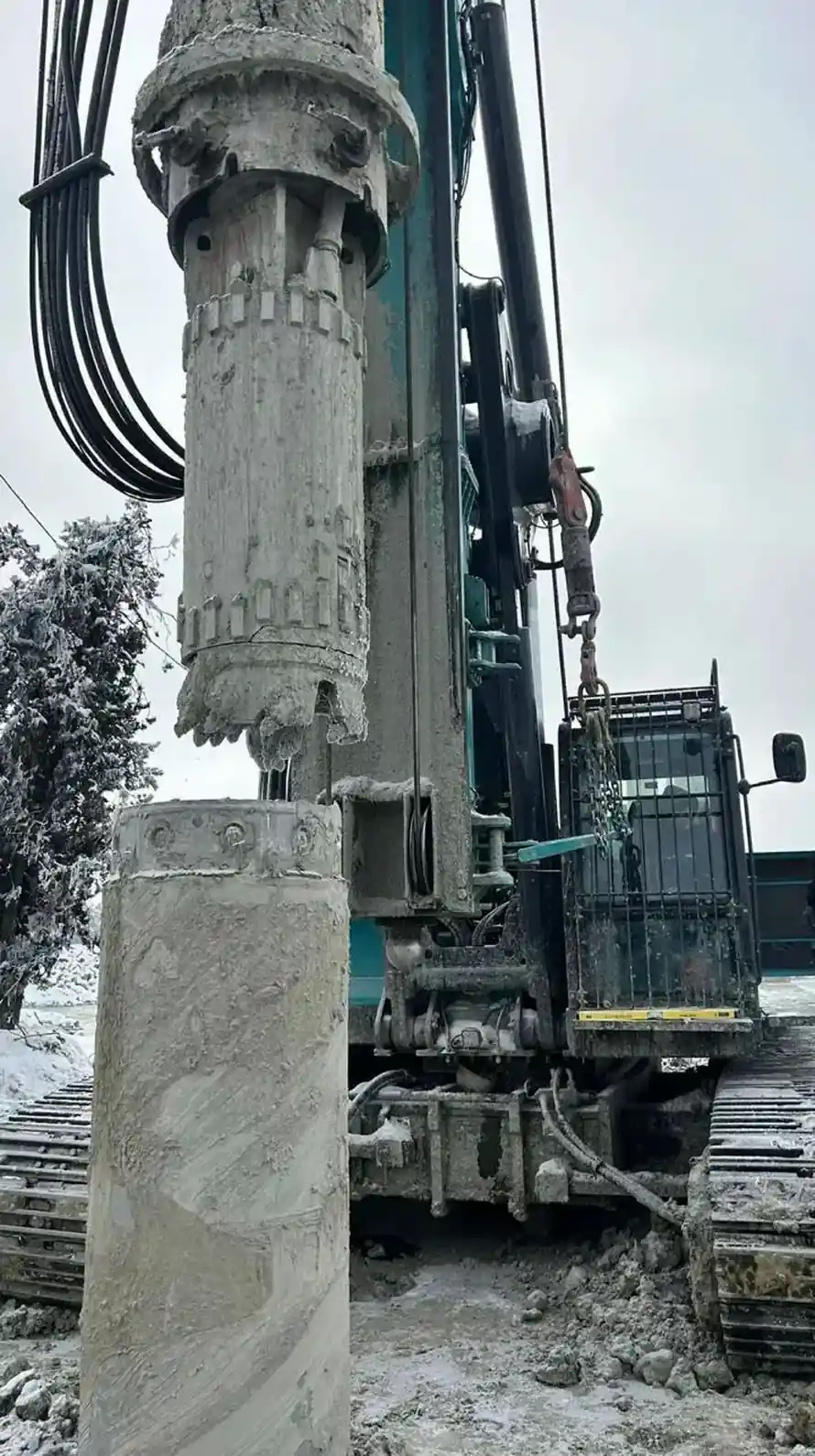 Буровая установка с крупным буровым инструментом на площадке.